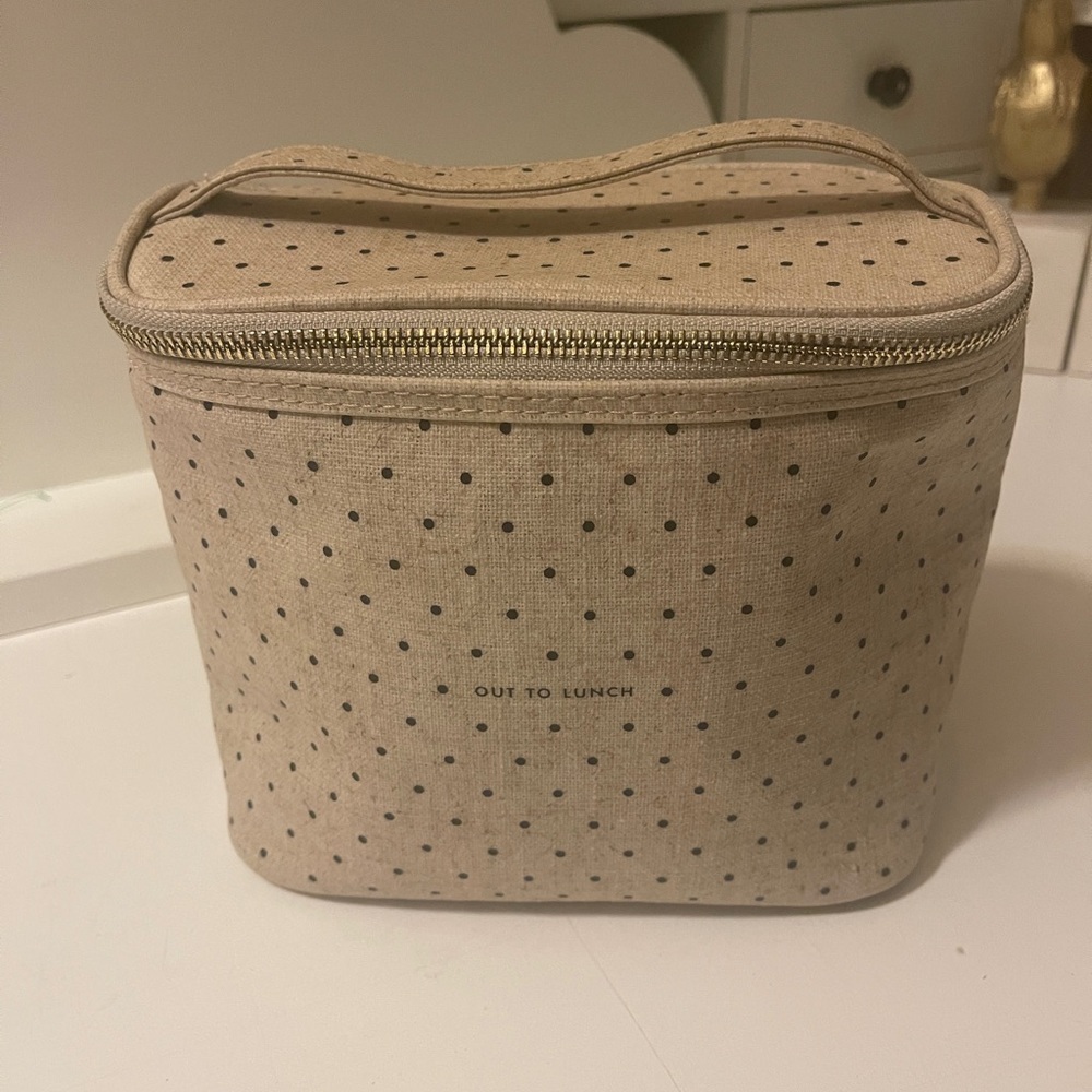 Kate spade beautiful lunchbox out to lunch in the front.with gold zipper
